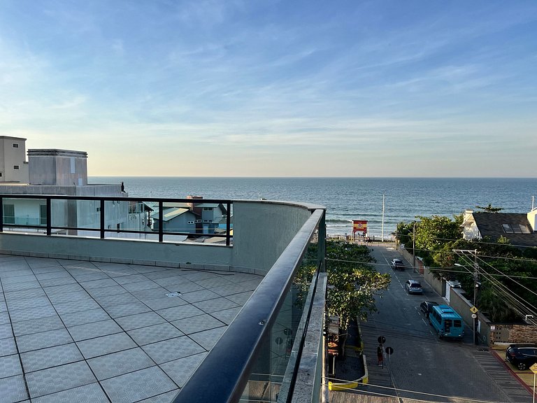 Grande cobertura sob a avenida com 5 quartos e vista do mar!