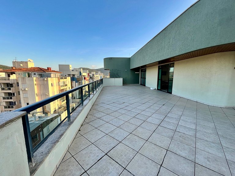 Grande cobertura sob a avenida com 5 quartos e vista do mar!