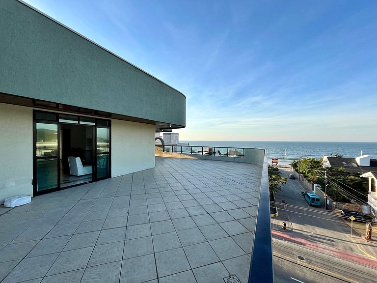 Grande cobertura sob a avenida com 5 quartos e vista do mar!