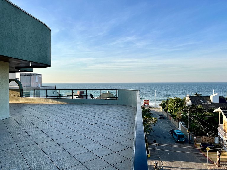 Grande cobertura sob a avenida com 5 quartos e vista do mar!