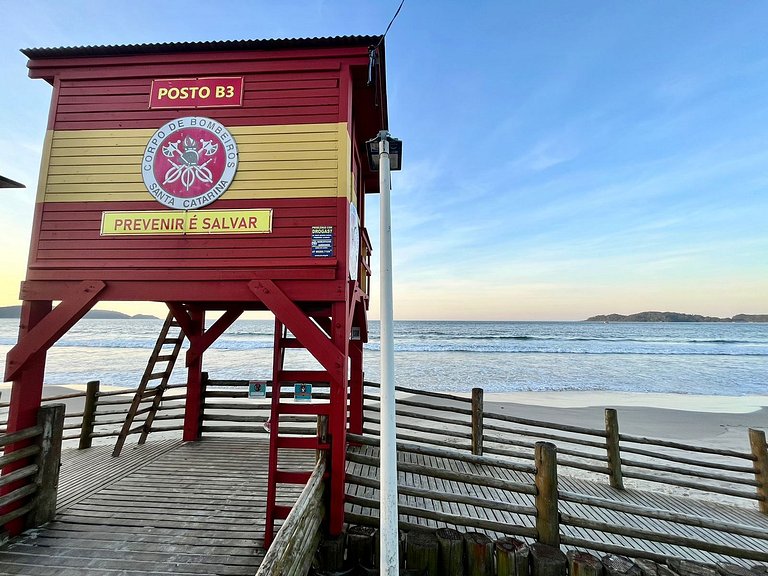 B378 - Apto p/ 06 pessoas perto da praia em Bombas