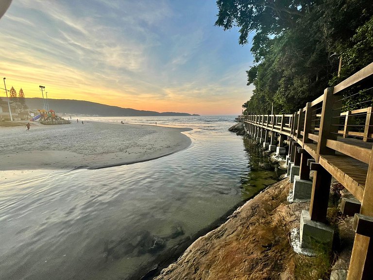 B481 Apto 3 quartos frente para avenida 8 pessoas