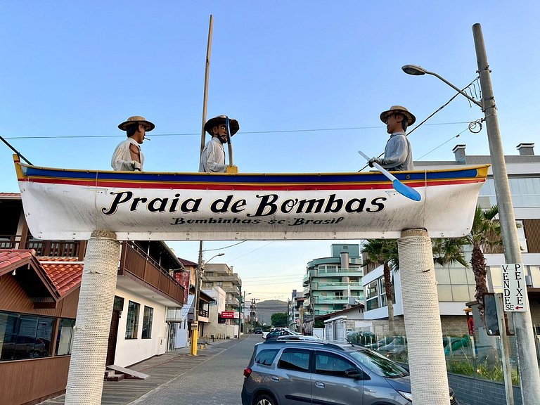 Apto 02 quartos em Bombinhas para 06 pessoas na avenida.