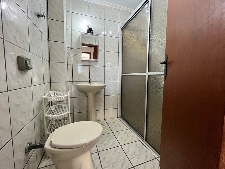 B743 - Apto p/ 05 pessoas perto da praia em Bombas