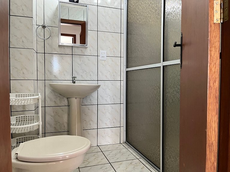 B743 - Apto p/ 05 pessoas perto da praia em Bombas