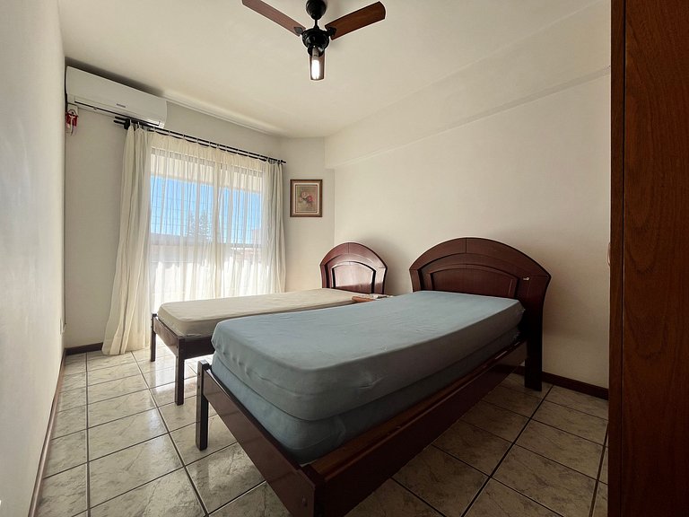 B743 - Apto p/ 05 pessoas perto da praia em Bombas