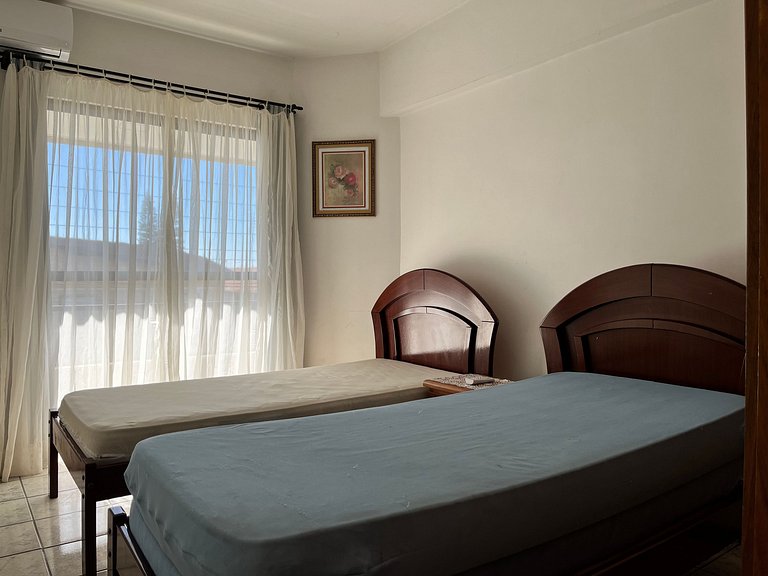 B743 - Apto p/ 05 pessoas perto da praia em Bombas