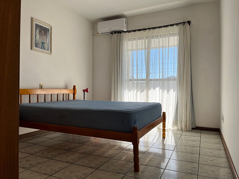 B743 - Apto p/ 05 pessoas perto da praia em Bombas