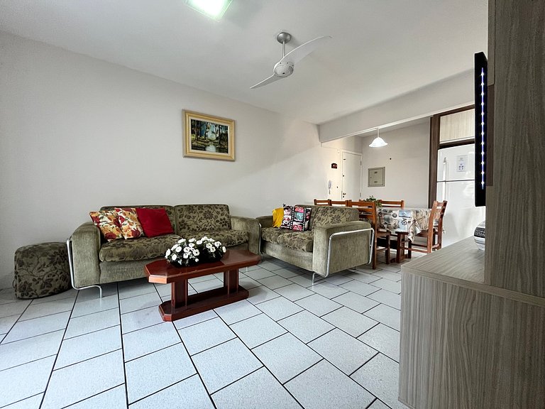 Apto 02 quartos em Bombinhas para 06 pessoas na avenida.