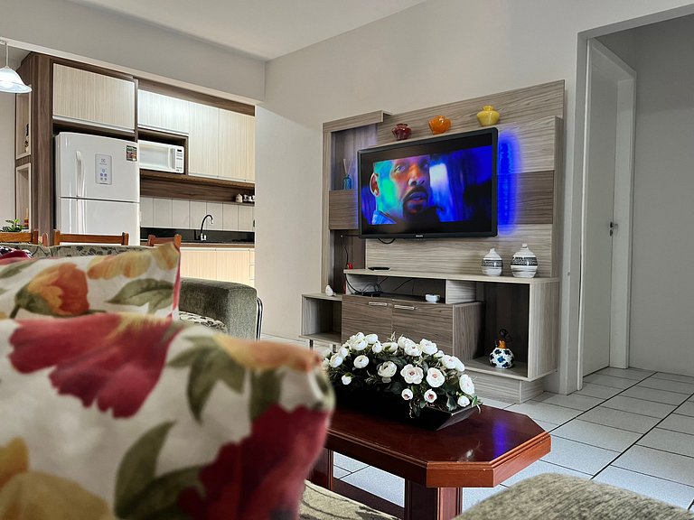 Apto 02 quartos em Bombinhas para 06 pessoas na avenida.