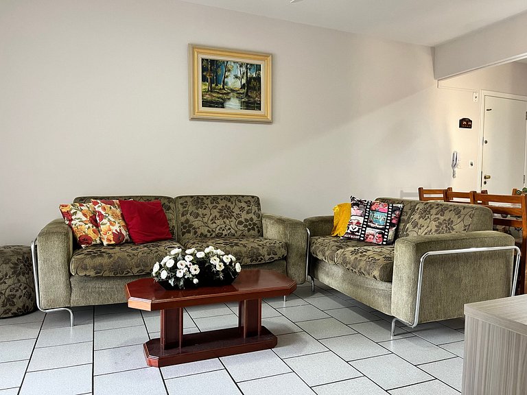 Apto 02 quartos em Bombinhas para 06 pessoas na avenida.