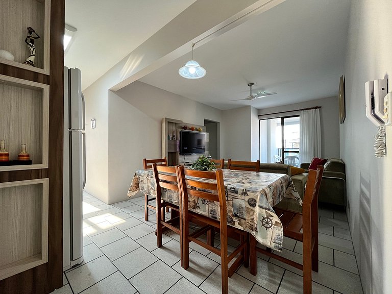 Apto 02 quartos em Bombinhas para 06 pessoas na avenida.