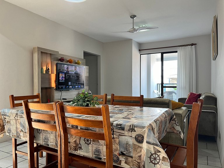 Apto 02 quartos em Bombinhas para 06 pessoas na avenida.