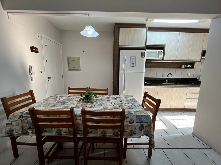 Apto 02 quartos em Bombinhas para 06 pessoas na avenida.