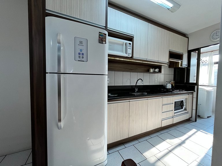 Apto 02 quartos em Bombinhas para 06 pessoas na avenida.