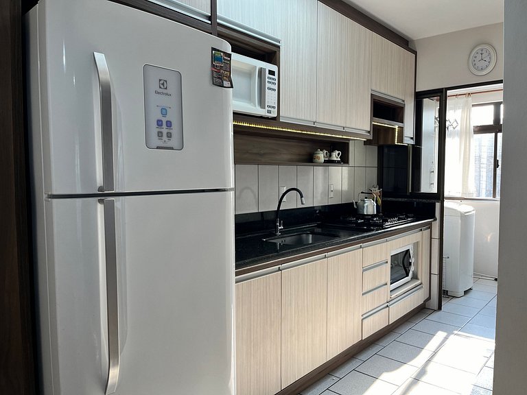 Apto 02 quartos em Bombinhas para 06 pessoas na avenida.