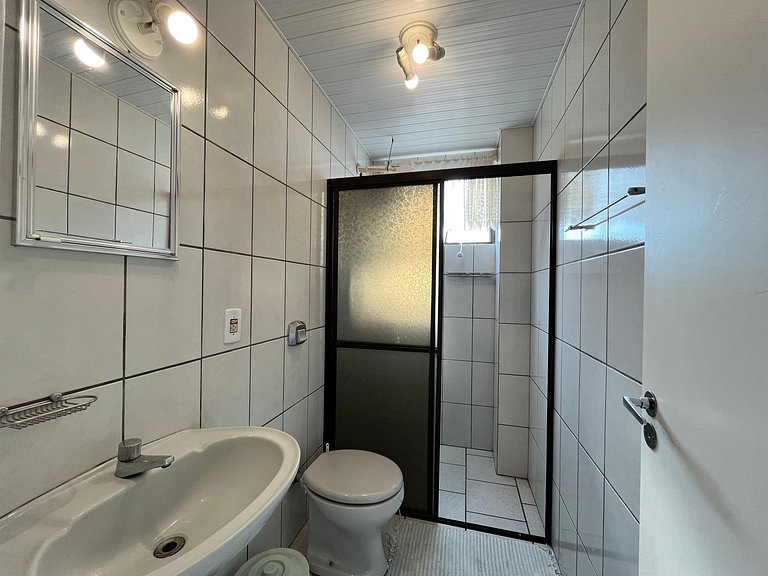 Apto 02 quartos em Bombinhas para 06 pessoas na avenida.