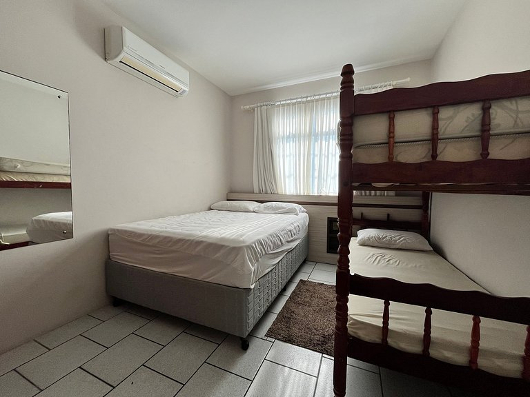 Apto 02 quartos em Bombinhas para 06 pessoas na avenida.