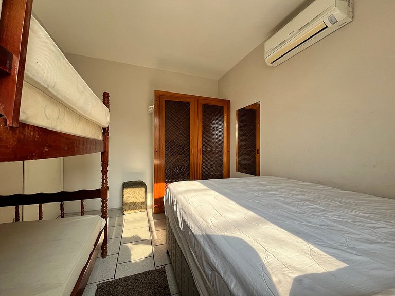 Apto 02 quartos em Bombinhas para 06 pessoas na avenida.