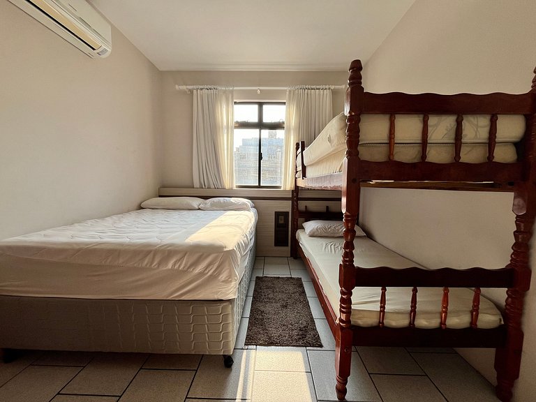 Apto 02 quartos em Bombinhas para 06 pessoas na avenida.