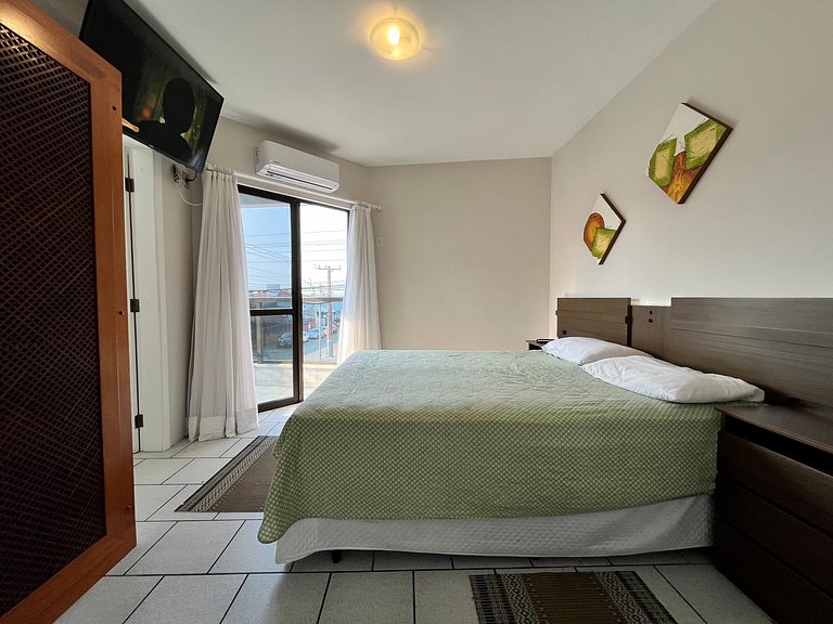 Apto 02 quartos em Bombinhas para 06 pessoas na avenida.