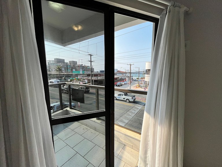 Apto 02 quartos em Bombinhas para 06 pessoas na avenida.