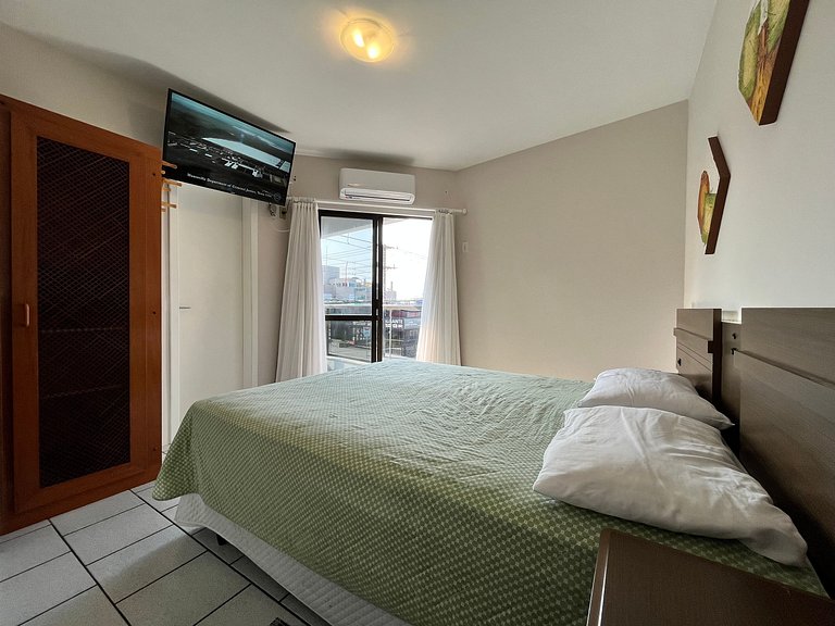 Apto 02 quartos em Bombinhas para 06 pessoas na avenida.