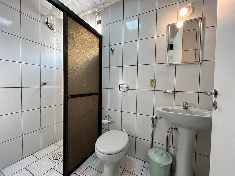 Apto 02 quartos em Bombinhas para 06 pessoas na avenida.