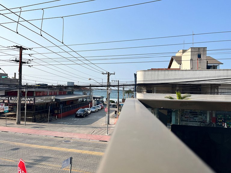 Apto 02 quartos em Bombinhas para 06 pessoas na avenida.