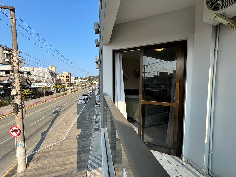 Apto 02 quartos em Bombinhas para 06 pessoas na avenida.