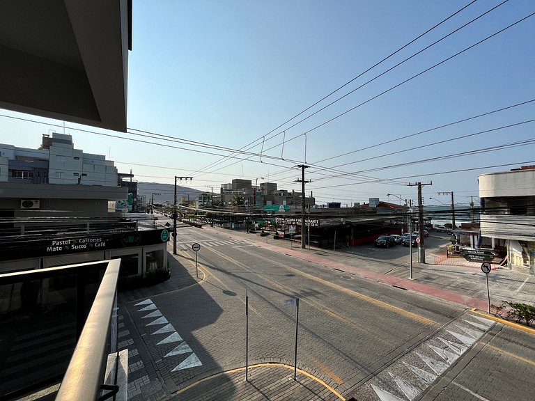 Apto 02 quartos em Bombinhas para 06 pessoas na avenida.