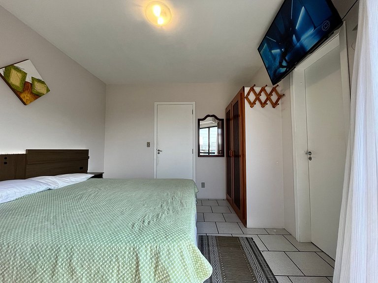 Apto 02 quartos em Bombinhas para 06 pessoas na avenida.