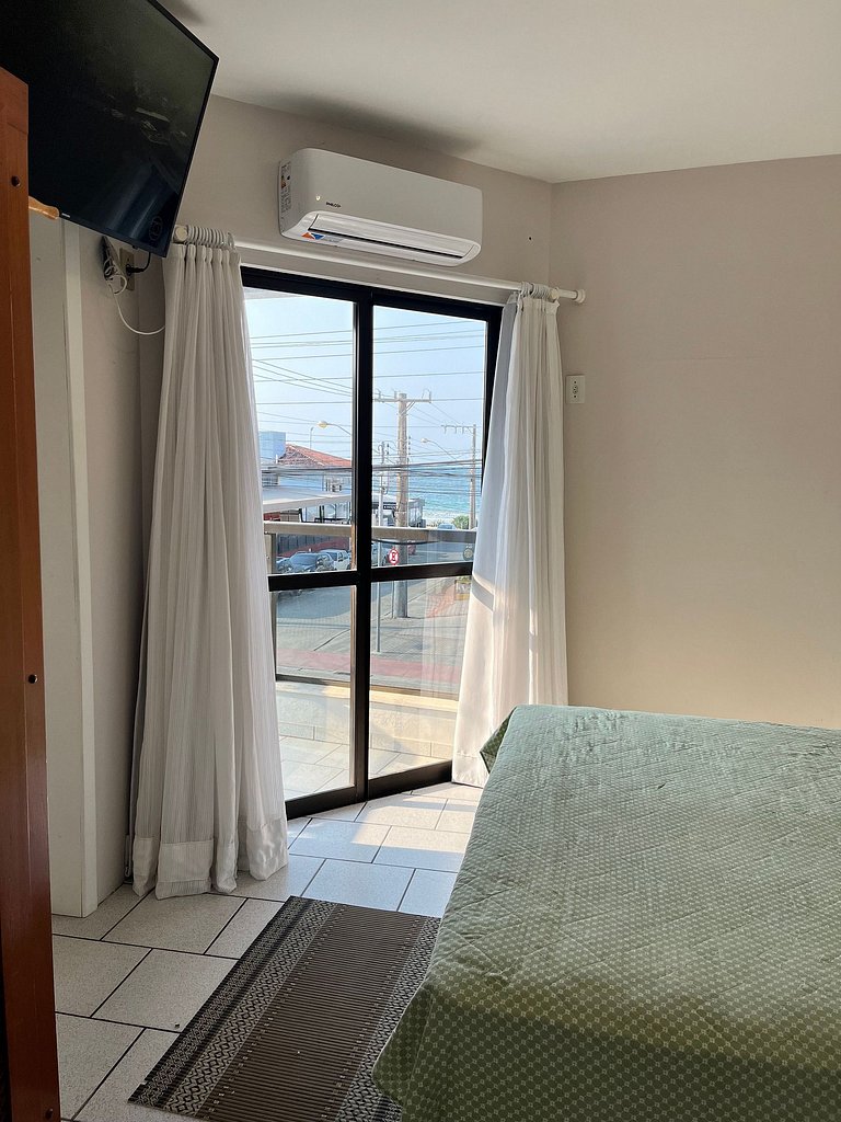 Apto 02 quartos em Bombinhas para 06 pessoas na avenida.