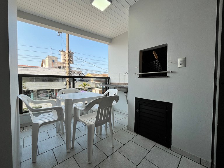 Apto 02 quartos em Bombinhas para 06 pessoas na avenida.