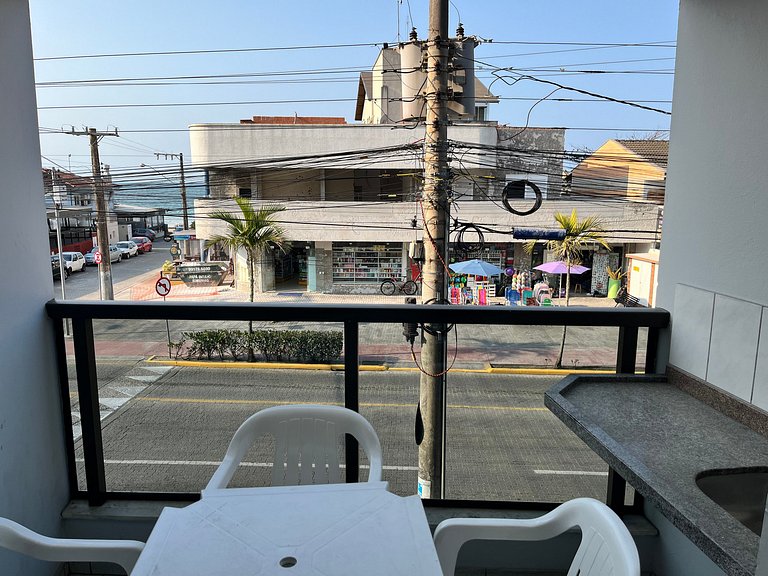 Apto 02 quartos em Bombinhas para 06 pessoas na avenida.