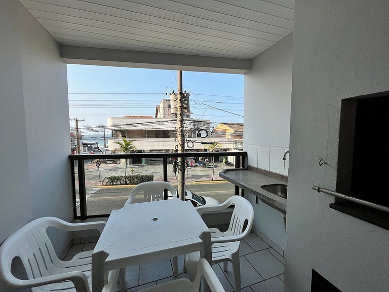 Apto 02 quartos em Bombinhas para 06 pessoas na avenida.