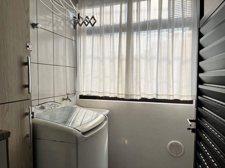 Apto 02 quartos em Bombinhas para 06 pessoas na avenida.