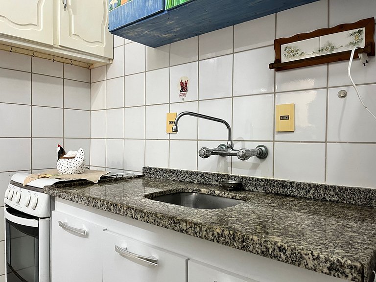 B124-Apto econômico de 1 quarto prédio sob Avenida