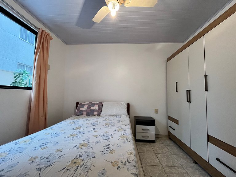 B124-Apto econômico de 1 quarto prédio sob Avenida