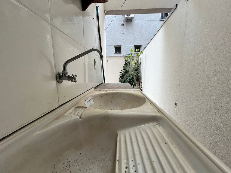 B124-Apto econômico de 1 quarto prédio sob Avenida