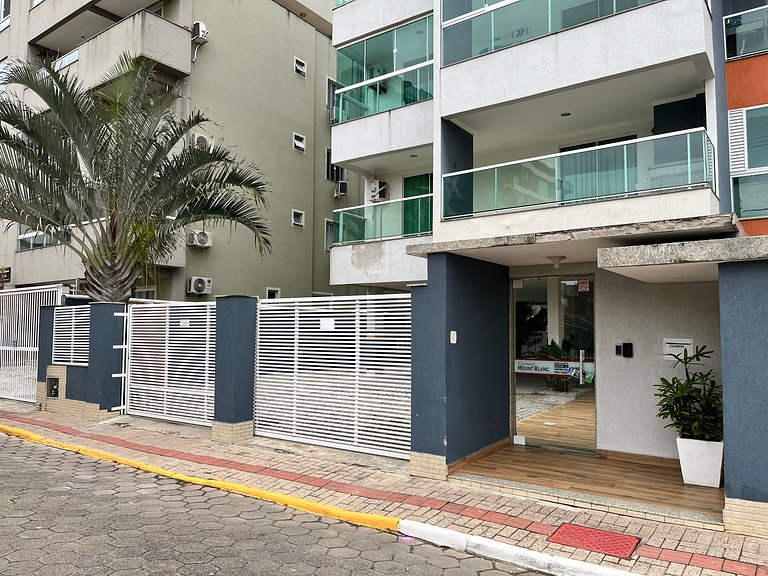 B163 - Apartamento em Bombas para até 5 pessoas