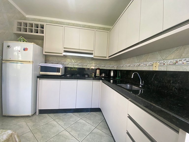 B149 - Ampla casa no centro de Bombinhas - SC