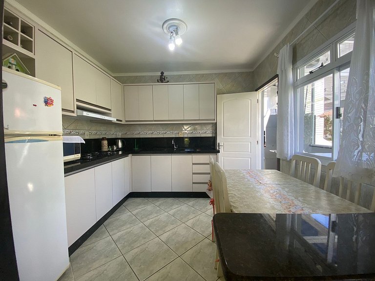 B149 - Ampla casa no centro de Bombinhas - SC