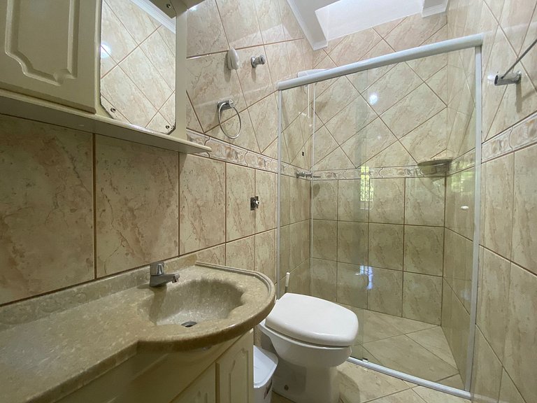 B149 - Ampla casa no centro de Bombinhas - SC