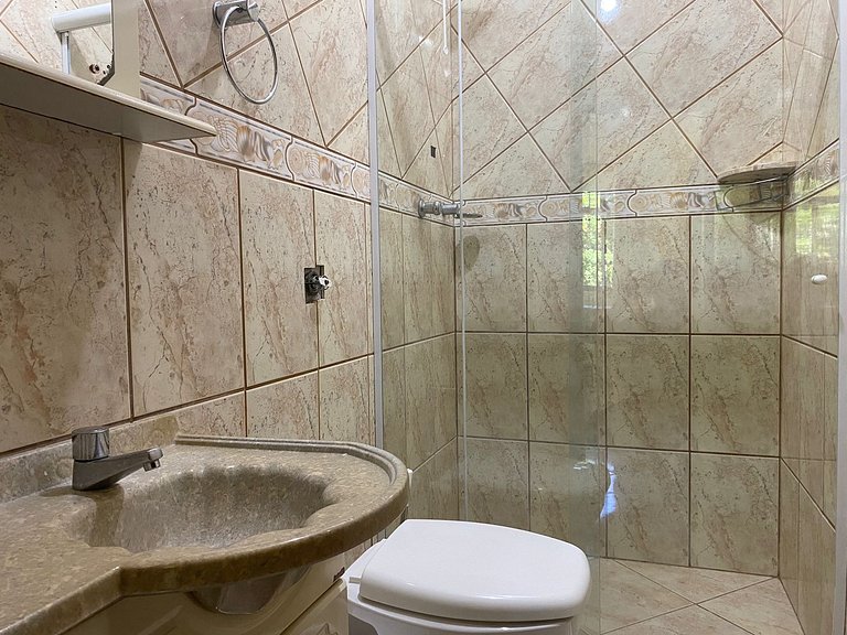 B149 - Ampla casa no centro de Bombinhas - SC