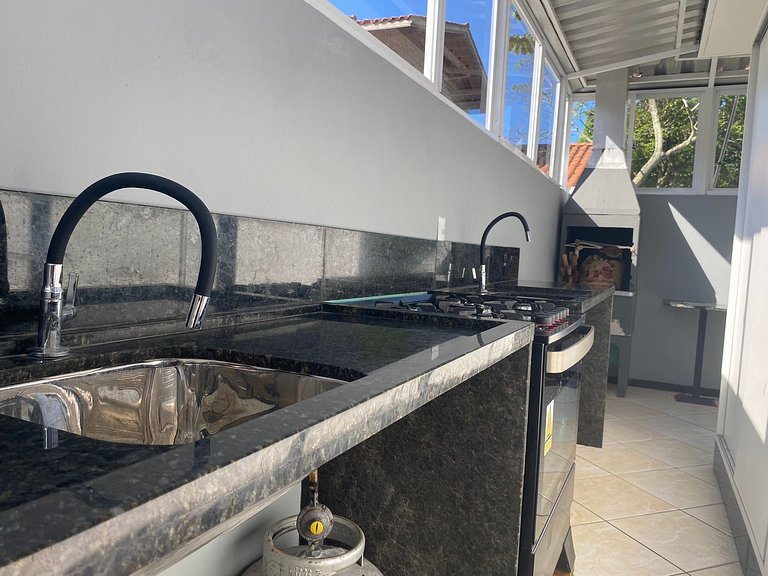 B149 - Ampla casa no centro de Bombinhas - SC