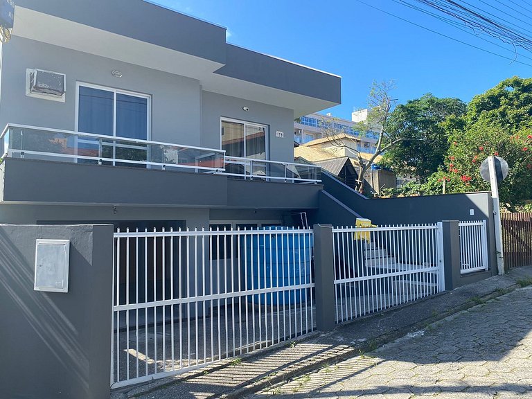 B149 - Ampla casa no centro de Bombinhas - SC