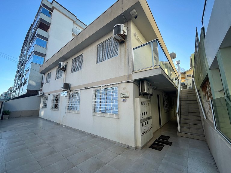 B208 - Apartamento de 2 quartos em Bombas, próximo ao mar -