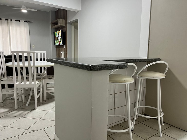 B078 - Apto sobre a Avenida de Bombas perto do mar