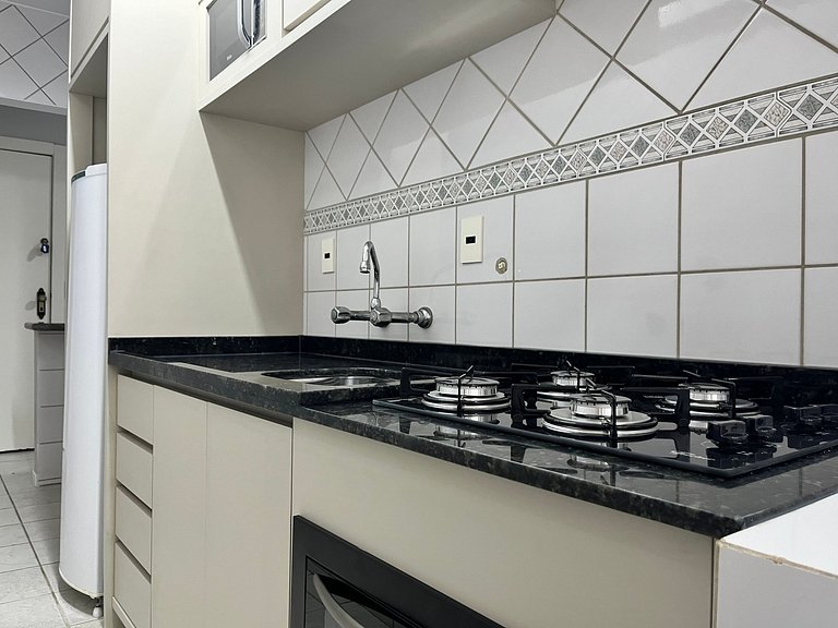 B078 - Apto sobre a Avenida de Bombas perto do mar